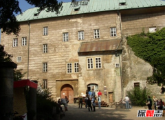 世界十大闹鬼城堡,捷克豪斯卡城堡惊现半人半兽