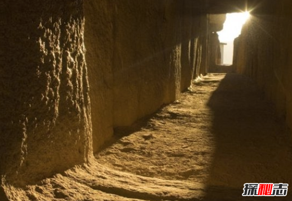 世界十大历史未解之谜,复活岛巨石雕像原来全是遗骸