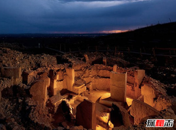 世界十大历史未解之谜,复活岛巨石雕像原来全是遗骸