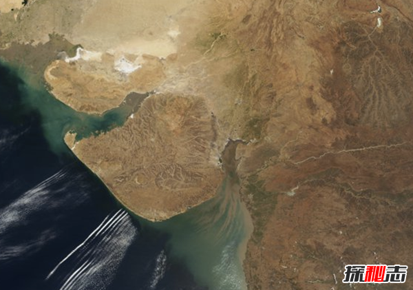 世界十大历史未解之谜,复活岛巨石雕像原来全是遗骸